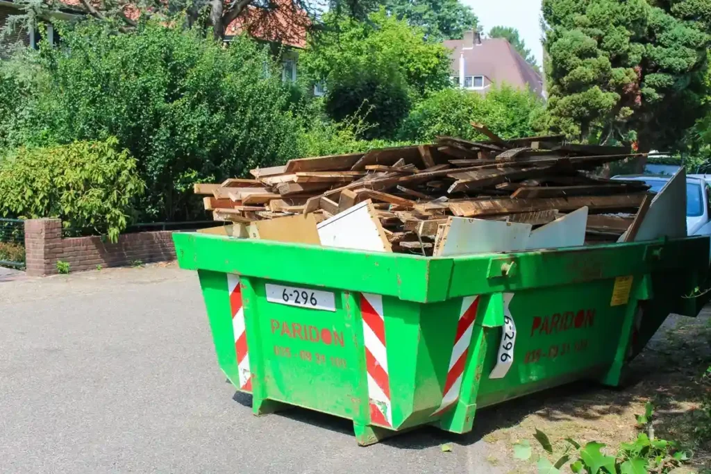 Houtcontainer op straat