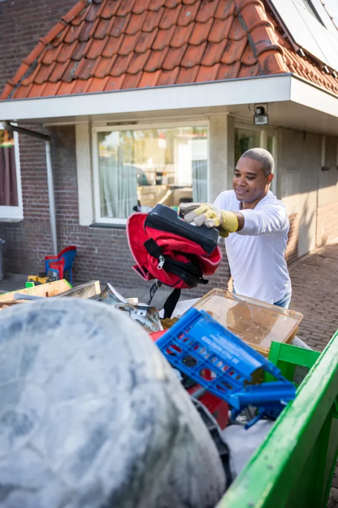 Klant gooit afval weg