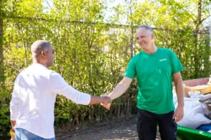 Klant schudt hand chauffeur