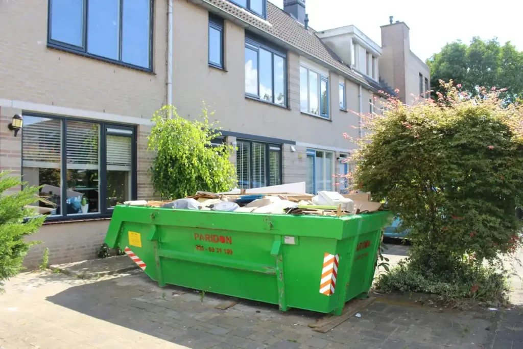 Volle container voor huis
