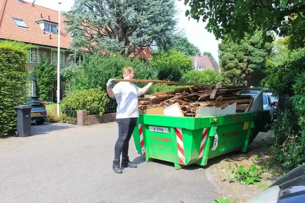 Weggooien in houtcontainer